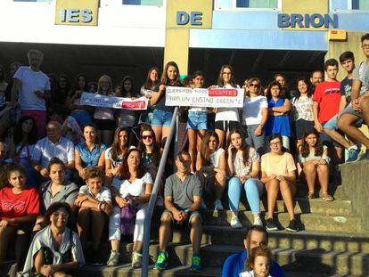 Padres y alumnos encerrados en el instituto.