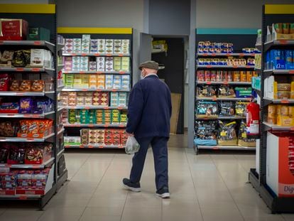 Un hombre, en un supermercado de Madrid, en abril.