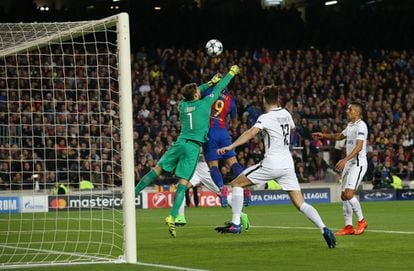 Luis Suárez marca el primer gol del partido.