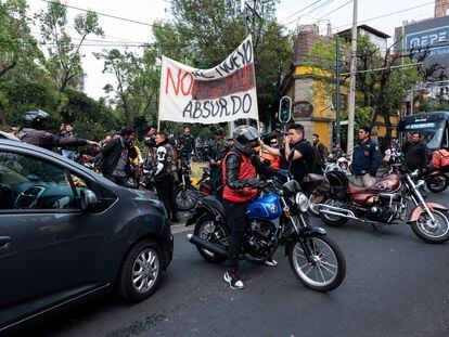 Motociclistas bloquean las vialidades aledañas a la SEMOVI, en Ciudad de México, el 22 de noviembre de 2022.