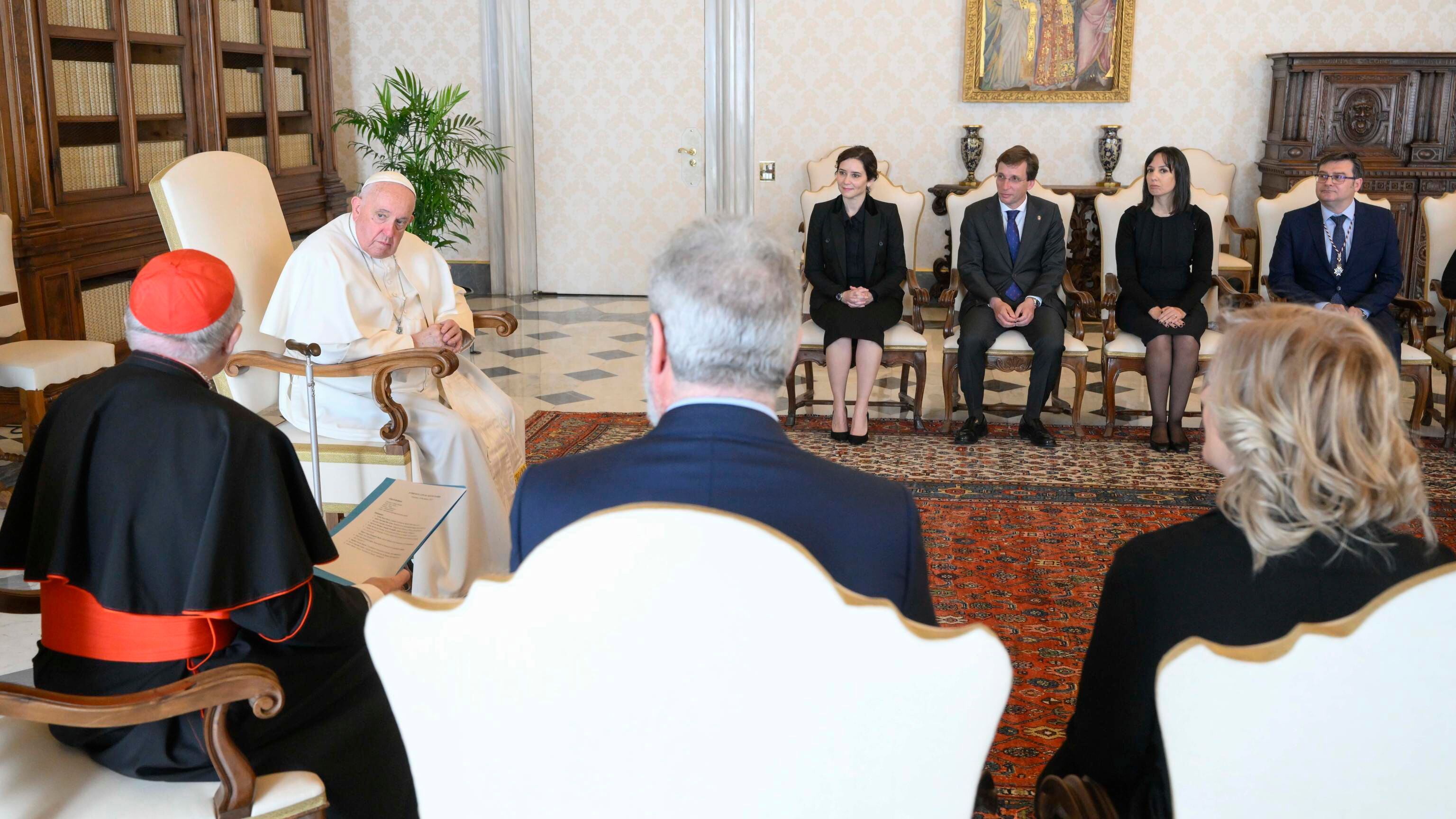 Foto facilitada por el Vaticano de la recepción del Papa a la delegación madrileña, la mañana de este sábado.