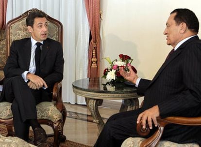 El presidente francés inicia su ofensiva diplomática con el presidente de Egipto, Hosni Mubarak, en busca de un alto el fuego en Gaza