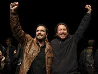 El lider de Podemos, Pablo Iglesias, y el de IU, Alberto Garzon, tras la firma del acuerdo para las Elecciones Generales