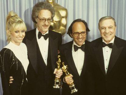 Olivia Newton-John, David Shire, Norman Gimbel y Gene Kelly posan con sus 'oscars' el 14 de abril de 1980.