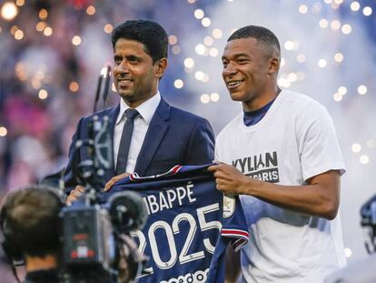 En la foto, el jugador, Kylian Mbappé, con el presidente del Paris St Germain, Nasser Al-Khelaifi, después de firmar un nuevo contrato hasta el 2025.