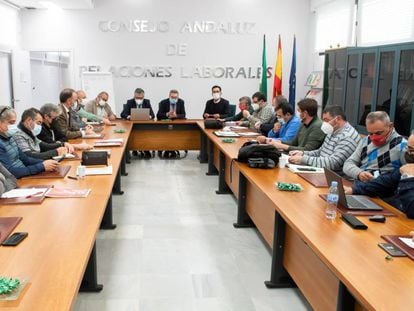 Los representantes sindicales y de la Federación de Empresarios del Metal de Cádiz (FEMCA) ayer en la sede del órgano de mediación laboral de la Consejería de Empleo en Sevilla.