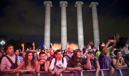 Aficionados al rap en la plaza del Marqu&eacute;s de la Foronda, Barcelona, durante la noche &#039;Nit Blanca&#039; de Montju&iuml;c de 2011. 