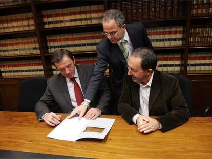Joan Ignasi Pla y el portavoz adjunto en las Cortes, Andrés Perelló, ayer, en la notaría.