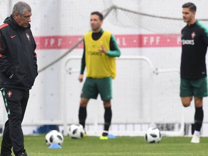 Fernando Santos durante el entrenamiento de Portugal el martes en Kratovo