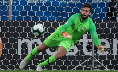 Alisson se lanza a detener un penalti en la tanda ante Paraguay.