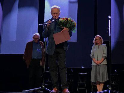 El escritor y periodista Maciej Zaremba Bielawsk tras recibir su premio.