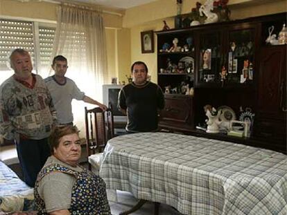 Carmen y Julian, junto a sus hijos Germán y Gonzalo (a la derecha) en el salón de su casa, ayer.