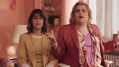 Belén Cuesta y Brays Efe, en 'Paquita Salas'.