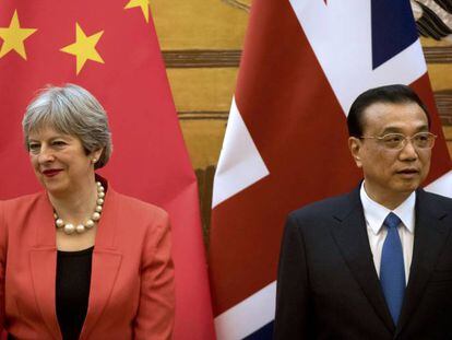 Theresa May junto al primer ministro chino, Li Keqiang.