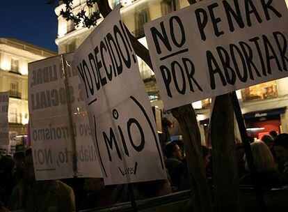 Unas 5.000 personas se concentraron en la Puerta del Sol de Madrid para exigir al Gobierno "un compromiso claro y decidido" para modificar la actual Ley del Aborto y contra la "violenta campaña" contra el aborto "orquestada por sectores ultra conservadores y financiada por la Comunidad de Madrid"