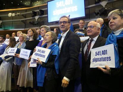 Supervivientes de abuso sexual infantil entregan miles de firmas en el Parlamento Europeo.