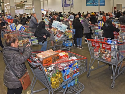 Clientes de un supermercado reúnen comida y agua en un Costco de Brooklyn, Nueva York, por temor a la expansión de coronavirus.
