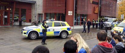 Cordó policial a l'escola atacada a Trollhättan (Suècia).