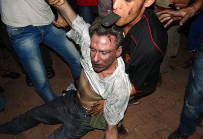 Un grupo de libios transportan a un hombre no identificado que se cree podría ser el embajador de EE UU en Libia.