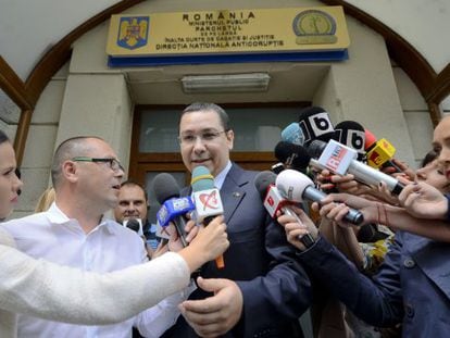 Victor Ponta a la salida de la fiscal&iacute;a anticorrupci&oacute;n en Bucarest, este viernes.