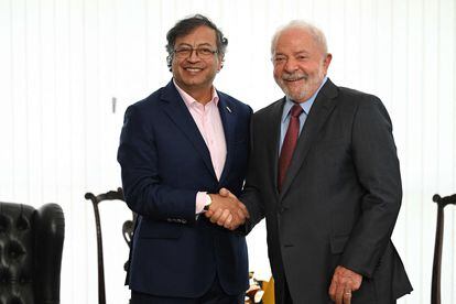 Os presidentes Gustavo Petro e Luiz Inácio Lula da Silva se cumprimentam durante reunião no Brasil.