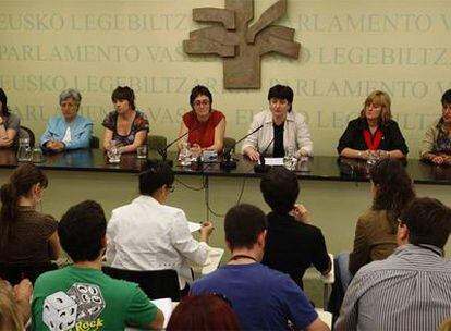 Las parlamentarias del PCTV anuncian en rueda de prensa  en la Cámara de Vitoria su voto sobre el proyecto de consulta de Ibarretxe.