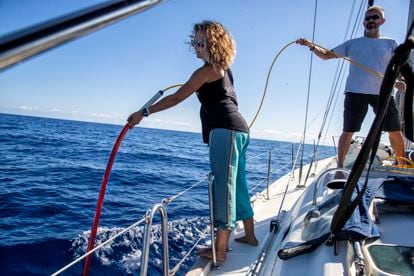 Los biólogos Margalida Cerdà y Txema Brotons introducen en el mar el hidrófono. Para evitar la contaminación acústica que genera el propio barco, el aparato se coloca al final de un cable de 100 metros de longitud. 
