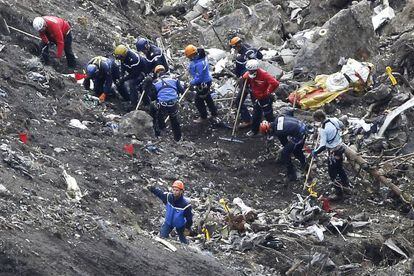 Los equipos de rescate recogen los restos del siniestro de Germanwings en los Alpes, el 26 de marzo. 