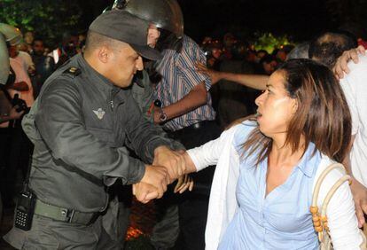 Un policía forcejea con una de las mujeres que se manifestaron.
