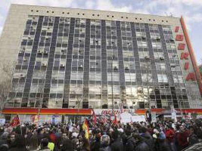Cientos de trabajadores de Iberia durante la concentración que se ha llevado a cabo esta tarde en el exterior de la sede principal de la compañía, en Madrid, en protesta contra el plan de reestructuración de la aerolínea, que incluye 3.807 despidos.