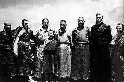 La expedición nazi en el Tíbet con unos amigos. Schäfer es el tercero por la izquierda. Berger, el segundo por la derecha. Los tibetanos regalaron un traje de lama para Hitler.