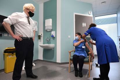 Johnson observa el pasado 4 de enero en el Royal Free Hospital de Londres cómo los primeros pacientes reciben la vacuna de AstraZeneca.