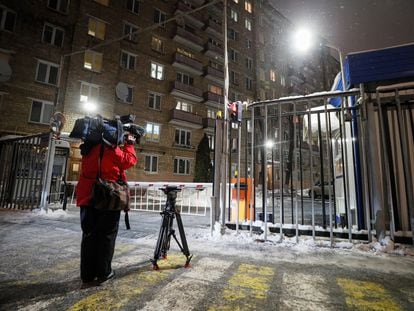 Una cámara graba frente a la sede del canal alemán Deutsche Welle este jueves en Moscú.