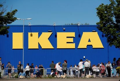 Decenas de personas, a las puertas de un establecimiento Ikea en Gateshead (Reino Unido), en junio de 2020.