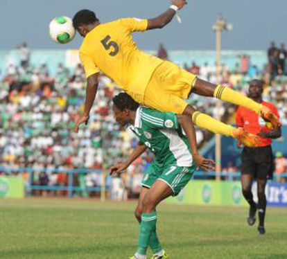 El etíope Aynalem salta sobre el nigeriano Musa.