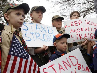 Grupos conservadores se manifiestan en contra de la admisi&oacute;n de gais en los Boy Scouts de Am&eacute;rica. 