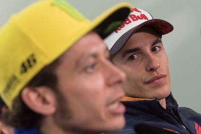 M&aacute;rquez observa a Rossi en la conferencia de prensa. 