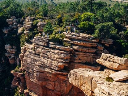 Excursionistas en el monte Garbí, en la comarca valenciana de Camp de Túria.