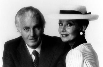 Hubert de Givenchy con Audrey Hepburn, en 1983.