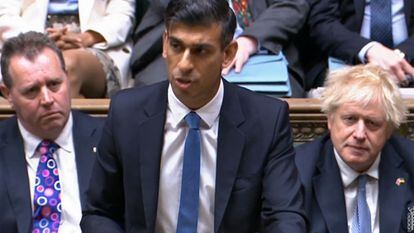 El ministro de Economía británico, Rishi Sunak, y Boris Johnson (detrás), en la Cámara de los Comunes este jueves.