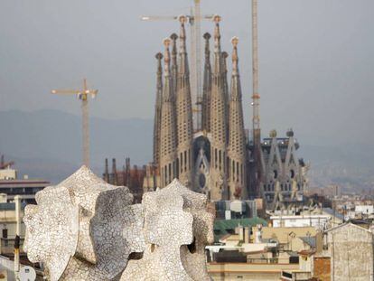 La Sagrada Familia vista des de la Pedrera, dues dels edificis de Gaudí.