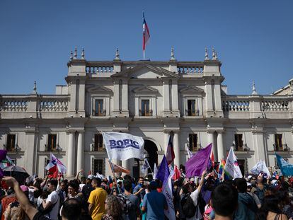 Partidarios de Boric durante una manifestación en en apoyo al Gobierno, en septiembre de 2023.