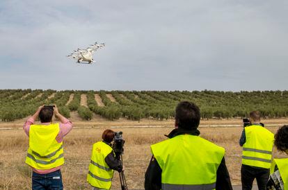 Vuelo experimental de un aerotaxi en el centro ATLAS de Villacarrillo (Jaén).