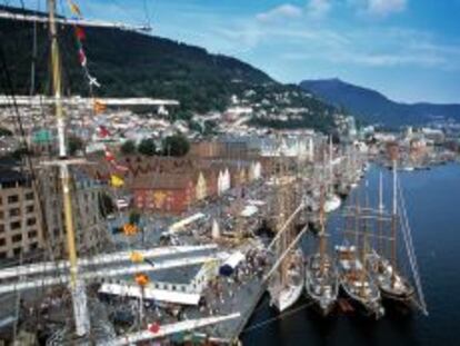 Panor&aacute;mica del muelle de Bergen, con numerosos barcos atracados.