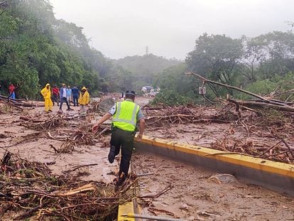 La carretera que conecta Acapulco y Chilpancingo, dañada por el huracán Otis, este 25 de octubre.