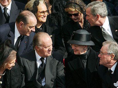 Los reyes de España conversan con los monarcas de Dinamarca mientras George W. Bush saluda al presidente francés, Jacques Chirac, y a su esposa.