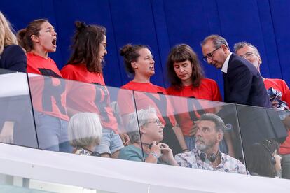 Un grupo de activistas se manifiesta durante la votación en el Parlamento Europeo, este miércoles en Estrasburgo.