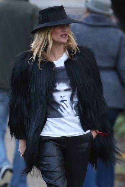 Kate Moss lució esta camiseta con el rostro de Bowie un día después de su fallecimiento.