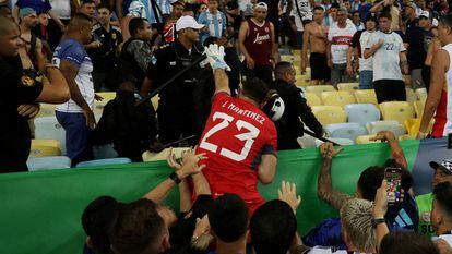 El portero Emiliano Martínez interviene en el conflicto entre aficionados de Argentina y Brasil el 21 de noviembre 2023.