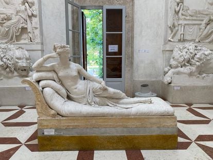Un turista rompe una escultura por posar para una foto en un museo italiano